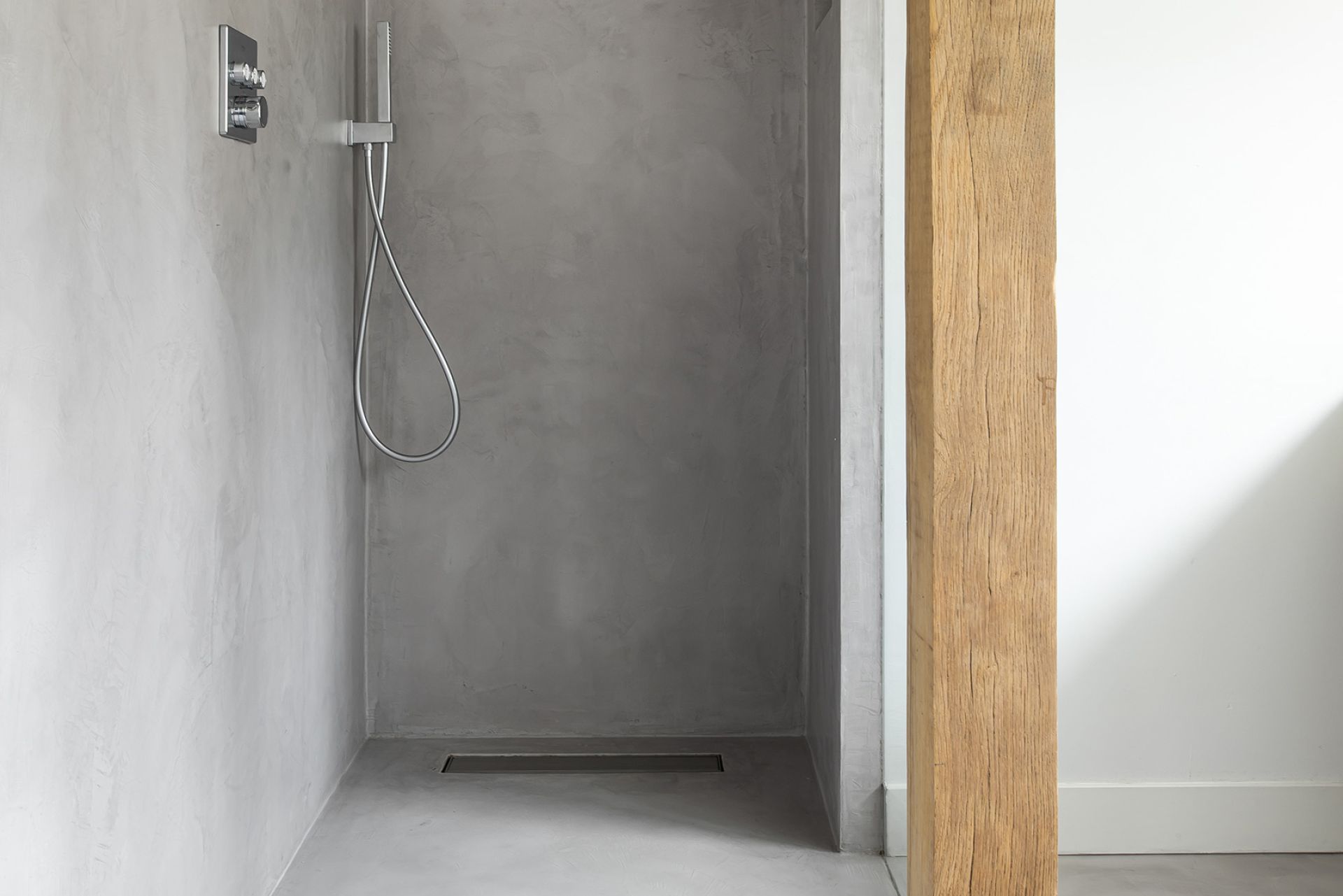Lekker hip en ook praktisch: de badkamer met een betonlook door beton cire.